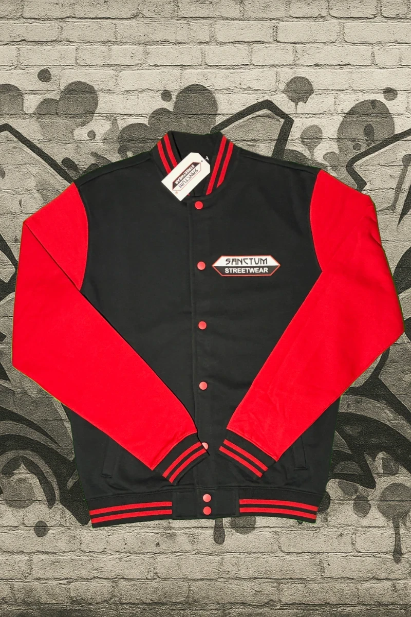 College Jacke black / red - Big Logo    Die College Jacke aus Sweatstoff mit gestreiften Rippbündchen am Kragen,  Saum und Ärmelöffnungen.   Metalldruckknöpfe in Kontrast  zwei Einschubtaschen aus Oberstoff  innen angerauter Sweatstoff  Farbe: black / red  Material: 65% Baumwolle, 35% Polyester, 300 g/m²