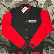 College Jacke black / red - Big Logo    Die College Jacke aus Sweatstoff mit gestreiften Rippbündchen am Kragen,  Saum und Ärmelöffnungen.   Metalldruckknöpfe in Kontrast  zwei Einschubtaschen aus Oberstoff  innen angerauter Sweatstoff  Farbe: black / red  Material: 65% Baumwolle, 35% Polyester, 300 g/m²