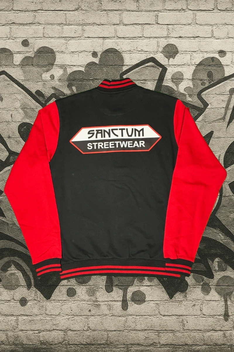 College Jacke black / red - Big Logo    Die College Jacke aus Sweatstoff mit gestreiften Rippbündchen am Kragen,  Saum und Ärmelöffnungen.   Metalldruckknöpfe in Kontrast  zwei Einschubtaschen aus Oberstoff  innen angerauter Sweatstoff  Farbe: black / red  Material: 65% Baumwolle, 35% Polyester, 300 g/m²