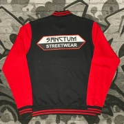 College Jacke black / red - Big Logo    Die College Jacke aus Sweatstoff mit gestreiften Rippbündchen am Kragen,  Saum und Ärmelöffnungen.   Metalldruckknöpfe in Kontrast  zwei Einschubtaschen aus Oberstoff  innen angerauter Sweatstoff  Farbe: black / red  Material: 65% Baumwolle, 35% Polyester, 300 g/m²