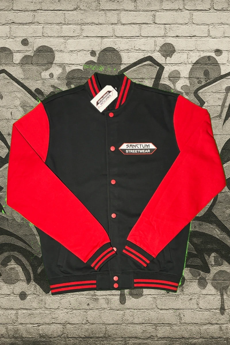 College Jacke black / red - Big Logo    Die College Jacke aus Sweatstoff mit gestreiften Rippbündchen am Kragen,  Saum und Ärmelöffnungen.   Metalldruckknöpfe in Kontrast  zwei Einschubtaschen aus Oberstoff  innen angerauter Sweatstoff  Farbe: black / red  Material: 65% Baumwolle, 35% Polyester, 300 g/m²