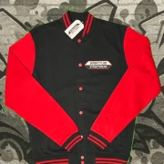 College Jacke black / red - Big Logo    Die College Jacke aus Sweatstoff mit gestreiften Rippbündchen am Kragen,  Saum und Ärmelöffnungen.   Metalldruckknöpfe in Kontrast  zwei Einschubtaschen aus Oberstoff  innen angerauter Sweatstoff  Farbe: black / red  Material: 65% Baumwolle, 35% Polyester, 300 g/m²