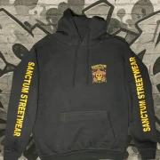 Hoodie black - Sombrero    Klassischer Kapuzensweater  Sweat-Qualität mit angerauter Innenseite  Doppellagige Kapuze mit Kordelzug  Kängurutasche  Necktape  Bündchen mit Elasthan  Farbe: black  Material: 80% Baumwolle, 20% Polyester, 280 g/m²