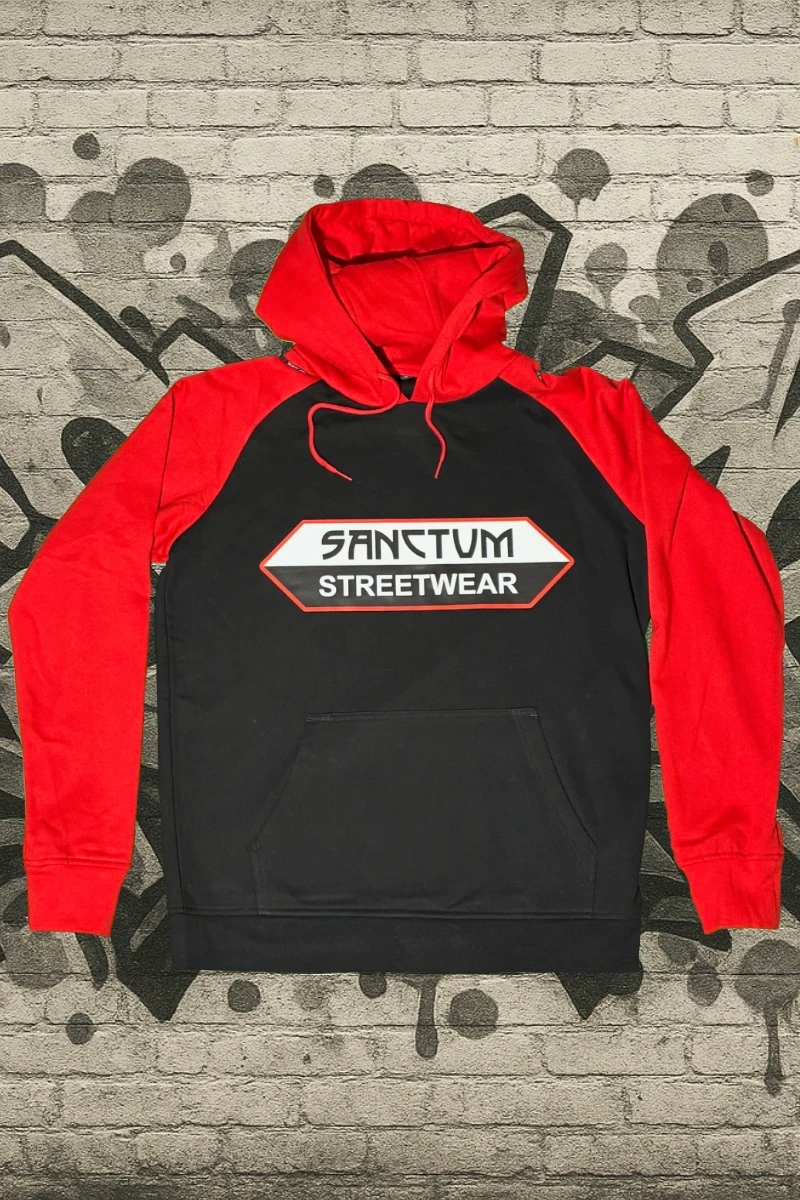 Raglan Hoodie black / red - Big Logo    Der Raglan Hoodie fällt durch seine faarblich abgesetzten Raglanärmel auf,  die dem Shirt eine markante Optik verleihen.  Das große Brustlogo bringt den urbanen Streetstyle auf den Punkt.  Kapuze mit Kordelzug  Kängurutasche  Breite Bündchen an Ärmeln und Saum  Farbe: black / red  Material: 50% Baumwolle, 50% Polyester, 270 g/m²