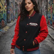 College Jacke black / red - Big Logo    Die College Jacke aus Sweatstoff mit gestreiften Rippbündchen am Kragen,  Saum und Ärmelöffnungen.   Metalldruckknöpfe in Kontrast  zwei Einschubtaschen aus Oberstoff  innen angerauter Sweatstoff  Farbe: black / red  Material: 65% Baumwolle, 35% Polyester, 300 g/m²