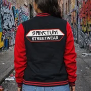 Sanctum Streetwear College Jacke - black / red    Die College Jacke aus Sweatstoff mit gestreiften Rippbündchen am Kragen,  Saum und Ärmelöffnungen.   Metalldruckknöpfe in Kontrast  zwei Einschubtaschen aus Oberstoff  innen angerauter Sweatstoff  Farbe: black / red  Material: 65% Baumwolle, 35% Polyester, 300 g/m²