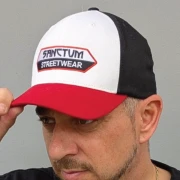 Sanctum Streetwear Flexfit Cap Logo Colors    Das moderne Flexfit Cap im dreifarbigen Style zeichnet sich mit vorgebogenem Visor und integriertem Gummiband für den richtigen Halt am Kopf aus.   Die Farben schwarz, weiß und rot sind passend zum eingestickten Sanctum Streetwear Logo und verleihen dem Cap dadurch die besondere Optik.    Material: 63% Polyester, 34% Baumwolle, 3% Elasthan