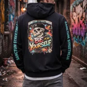 Sanctum Streetwear Hooded Jacket Be yourself - navy    Klassische Sweatjacke mit Kapuze  Sweat-Qualität mit angerauter Innenseite  Doppellagige Kapuze mit Kordelzug  zwei Einschubtaschen   Necktape  Bündchen mit Elasthan  Farbe: navy  Material: 80% Baumwolle, 20% Polyester, 280 g/m²