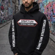 Sanctum Streetwear Hoodie black  Klassischer Kapuzensweater  Sweat-Qualität mit angerauter Innenseite  Doppellagige Kapuze mit Kordelzug  Kängurutasche  Necktape  Bündchen mit Elasthan  Farbe: black  Material: 80% Baumwolle, 20% Polyester, 280 g/m²