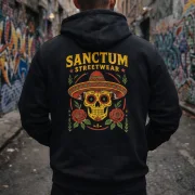 Sanctum Streetwear Hoodie Sombrero - black    Klassischer Kapuzensweater  Sweat-Qualität mit angerauter Innenseite  Doppellagige Kapuze mit Kordelzug  Kängurutasche  Necktape  Bündchen mit Elasthan  Farbe: black  Material: 80% Baumwolle, 20% Polyester, 280 g/m²
