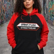 Raglan Hoodie black / red - Big Logo    Der Raglan Hoodie fällt durch seine faarblich abgesetzten Raglanärmel auf,  die dem Shirt eine markante Optik verleihen.  Das große Brustlogo bringt den urbanen Streetstyle auf den Punkt.  Kapuze mit Kordelzug  Kängurutasche  Breite Bündchen an Ärmeln und Saum  Farbe: black / red  Material: 50% Baumwolle, 50% Polyester, 270 g/m²