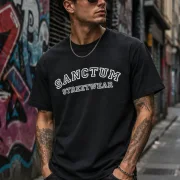 Sanctum Streetwear T-Shirt College Style - black    Dieses Rundhals T-Shirt überzeugt durch seinen zeitlosen Schnitt und dem hohen Tragekomfort.  Klassischer Rundhalsausschnitt  Single Jersey  Farbe: black  Material: 100% Baumwolle 180 g/m²