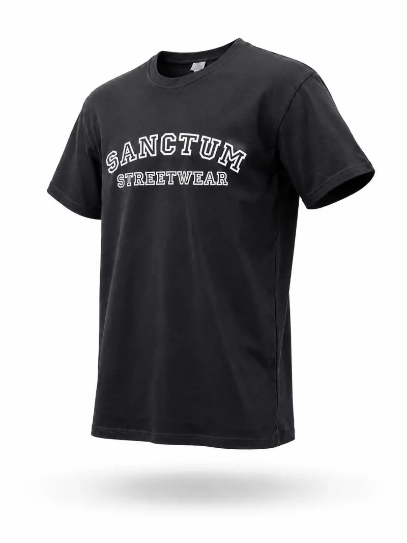 Sanctum Streetwear T-Shirt College Style - black    Dieses Rundhals T-Shirt überzeugt durch seinen zeitlosen Schnitt und dem hohen Tragekomfort.  Klassischer Rundhalsausschnitt  Single Jersey  Farbe: black  Material: 100% Baumwolle 180 g/m²