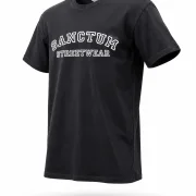 Sanctum Streetwear T-Shirt College Style - black    Dieses Rundhals T-Shirt überzeugt durch seinen zeitlosen Schnitt und dem hohen Tragekomfort.  Klassischer Rundhalsausschnitt  Single Jersey  Farbe: black  Material: 100% Baumwolle 180 g/m²