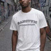 T-Shirt Round-Neck white - College Style    Dieses Rundhals T-Shirt überzeugt durch seinen zeitlosen Schnitt und dem hohen Tragekomfort.  Klassischer Rundhalsausschnitt  Single Jersey  Farbe: white  Material: 100% Baumwolle 180 g/m²