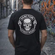T-Shirt Round-Neck black - Skull MC    Das Skull MC Logo ist auf der Brust klein aufgedruckt und auf  dem Rücken befindet sich das Skull MC Logo in groß.  Dieses Rundhals T-Shirt überzeugt durch seinen zeitlosen Schnitt und dem hohen Tragekomfort.  Klassischer Rundhalsausschnitt  Single Jersey  Farbe: black  Material: 100% Baumwolle 180 g/m²