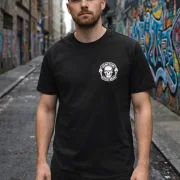 Sanctum Streetwear T-Shirt Skull MC - black    Das Skull MC Logo ist auf der Brust klein aufgedruckt und auf  dem Rücken befindet sich das Skull MC Logo in groß.  Dieses Rundhals T-Shirt überzeugt durch seinen zeitlosen Schnitt und dem hohen Tragekomfort.  Klassischer Rundhalsausschnitt  Single Jersey  Farbe: black  Material: 100% Baumwolle 180 g/m²
