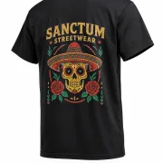Sanctum Streetwear T-Shirt Sombrero - black    Das Sombrero Logo ist auf der Brust klein mittig aufgedruckt und auf  dem Rücken befindet sich das Sombrero Logo in groß.  Dieses Rundhals T-Shirt überzeugt durch seinen zeitlosen Schnitt und dem hohen Tragekomfort.  Klassischer Rundhalsausschnitt  Single Jersey  Farbe: black  Material: 100% Baumwolle 180 g/m²