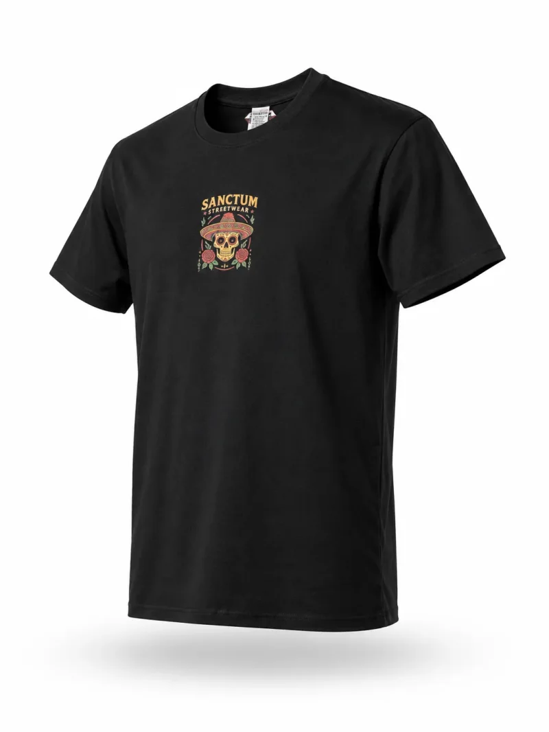 Sanctum Streetwear T-Shirt Sombrero - black    Das Sombrero Logo ist auf der Brust klein mittig aufgedruckt und auf  dem Rücken befindet sich das Sombrero Logo in groß.  Dieses Rundhals T-Shirt überzeugt durch seinen zeitlosen Schnitt und dem hohen Tragekomfort.  Klassischer Rundhalsausschnitt  Single Jersey  Farbe: black  Material: 100% Baumwolle 180 g/m²