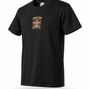 Sanctum Streetwear T-Shirt Sombrero - black    Das Sombrero Logo ist auf der Brust klein mittig aufgedruckt und auf  dem Rücken befindet sich das Sombrero Logo in groß.  Dieses Rundhals T-Shirt überzeugt durch seinen zeitlosen Schnitt und dem hohen Tragekomfort.  Klassischer Rundhalsausschnitt  Single Jersey  Farbe: black  Material: 100% Baumwolle 180 g/m²