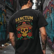 Sanctum Streetwear T-Shirt Sombrero - black    Das Sombrero Logo ist auf der Brust klein mittig aufgedruckt und auf  dem Rücken befindet sich das Sombrero Logo in groß.  Dieses Rundhals T-Shirt überzeugt durch seinen zeitlosen Schnitt und dem hohen Tragekomfort.  Klassischer Rundhalsausschnitt  Single Jersey  Farbe: black  Material: 100% Baumwolle 180 g/m²