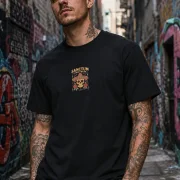 Sanctum Streetwear T-Shirt Sombrero - black    Das Sombrero Logo ist auf der Brust klein mittig aufgedruckt und auf  dem Rücken befindet sich das Sombrero Logo in groß.  Dieses Rundhals T-Shirt überzeugt durch seinen zeitlosen Schnitt und dem hohen Tragekomfort.  Klassischer Rundhalsausschnitt  Single Jersey  Farbe: black  Material: 100% Baumwolle 180 g/m²