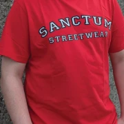 T-Shirt Round-Neck red - College Style    Dieses Rundhals T-Shirt überzeugt durch seinen zeitlosen Schnitt und dem hohen Tragekomfort.  Klassischer Rundhalsausschnitt  Single Jersey  Farbe: rot  Material: 100% Baumwolle 180 g/m²