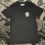 T-Shirt Round-Neck black - Skull MC    Das Skull MC Logo ist auf der Brust klein aufgedruckt und auf  dem Rücken befindet sich das Skull MC Logo in groß.  Dieses Rundhals T-Shirt überzeugt durch seinen zeitlosen Schnitt und dem hohen Tragekomfort.  Klassischer Rundhalsausschnitt  Single Jersey  Farbe: black  Material: 100% Baumwolle 180 g/m²