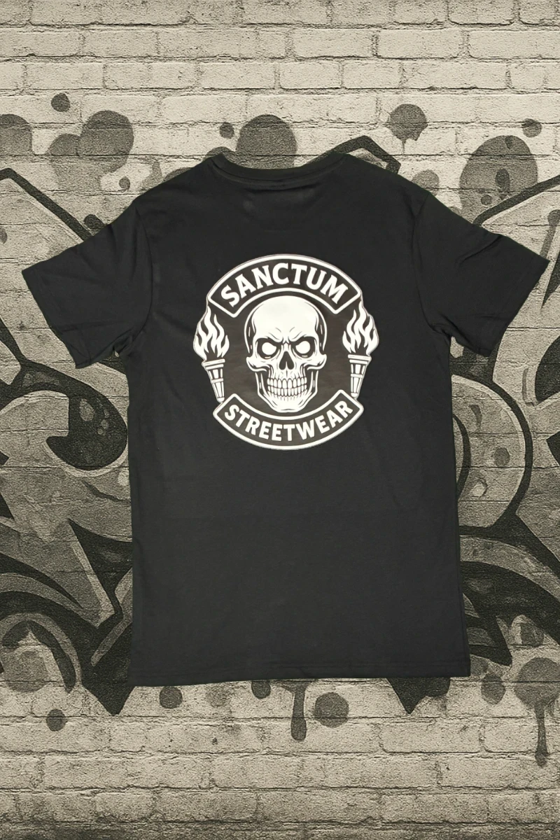 T-Shirt Round-Neck black - Skull MC    Das Skull MC Logo ist auf der Brust klein aufgedruckt und auf  dem Rücken befindet sich das Skull MC Logo in groß.  Dieses Rundhals T-Shirt überzeugt durch seinen zeitlosen Schnitt und dem hohen Tragekomfort.  Klassischer Rundhalsausschnitt  Single Jersey  Farbe: black  Material: 100% Baumwolle 180 g/m²